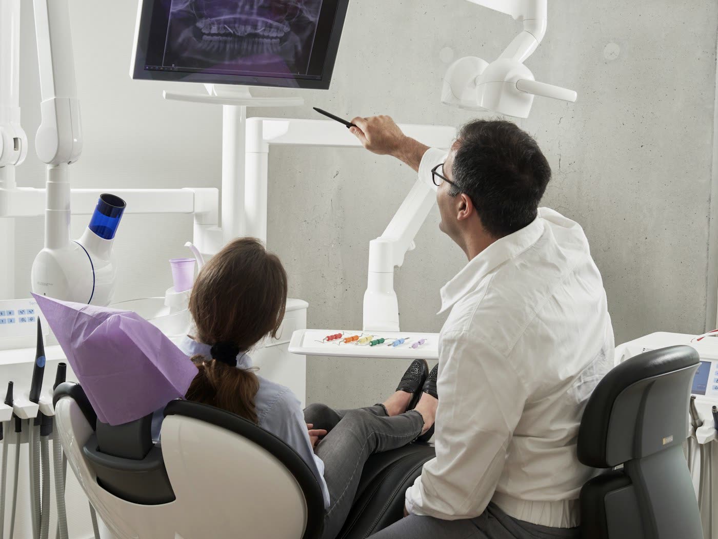 Dental handpieces and instruments arranged on a tray